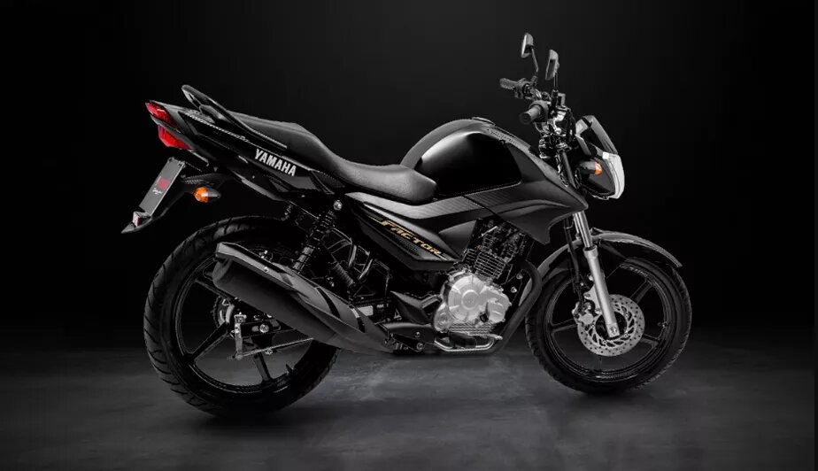 Na imagem há uma moto Yamaha Factor 125i.
