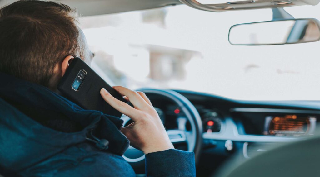 Usar o celular ao volante pode gerar infrações, o que, em excesso, pode causar a suspensão da CNH