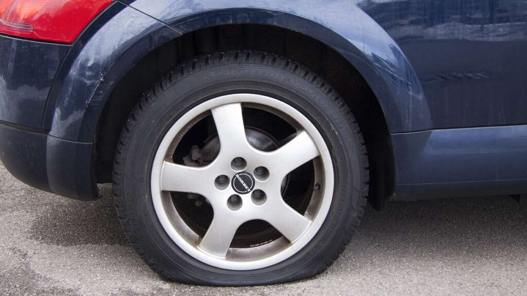Não saber como trocar um pneu furado pode causar inconvenientes e atrasos. Confira um passo a passo de como trocar pneu!